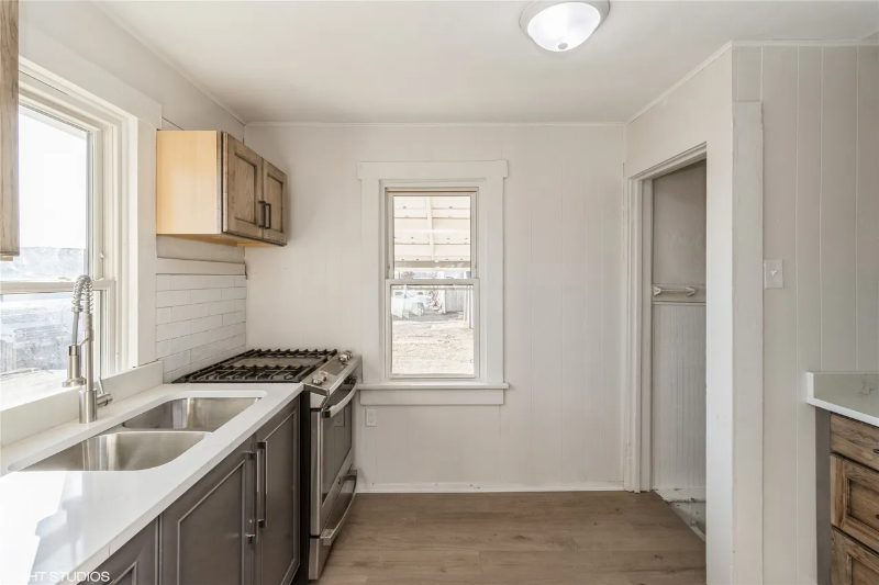 1921 Logan Ave - Photo 7 of 16