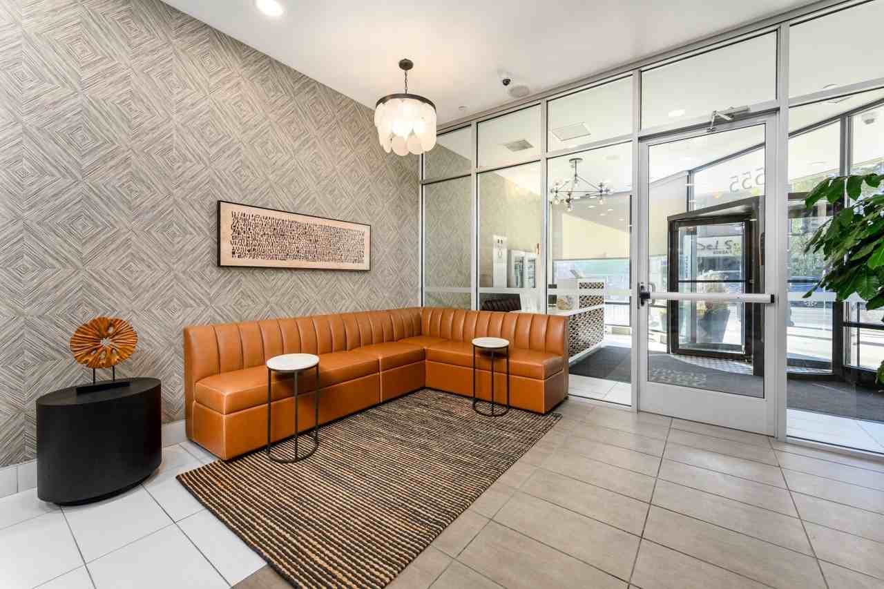 2555 N Clark St - Photo 3 of 18