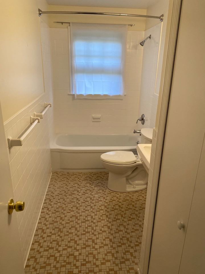 121 Pocono Rd - Photo 7 of 8