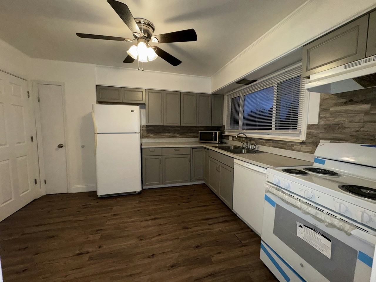 2363 East Maple Road - Photo 4 of 21