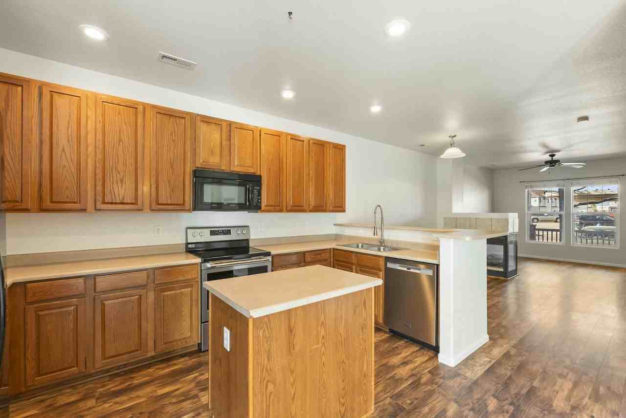 2569 Shannara Grove - Photo 4 of 41