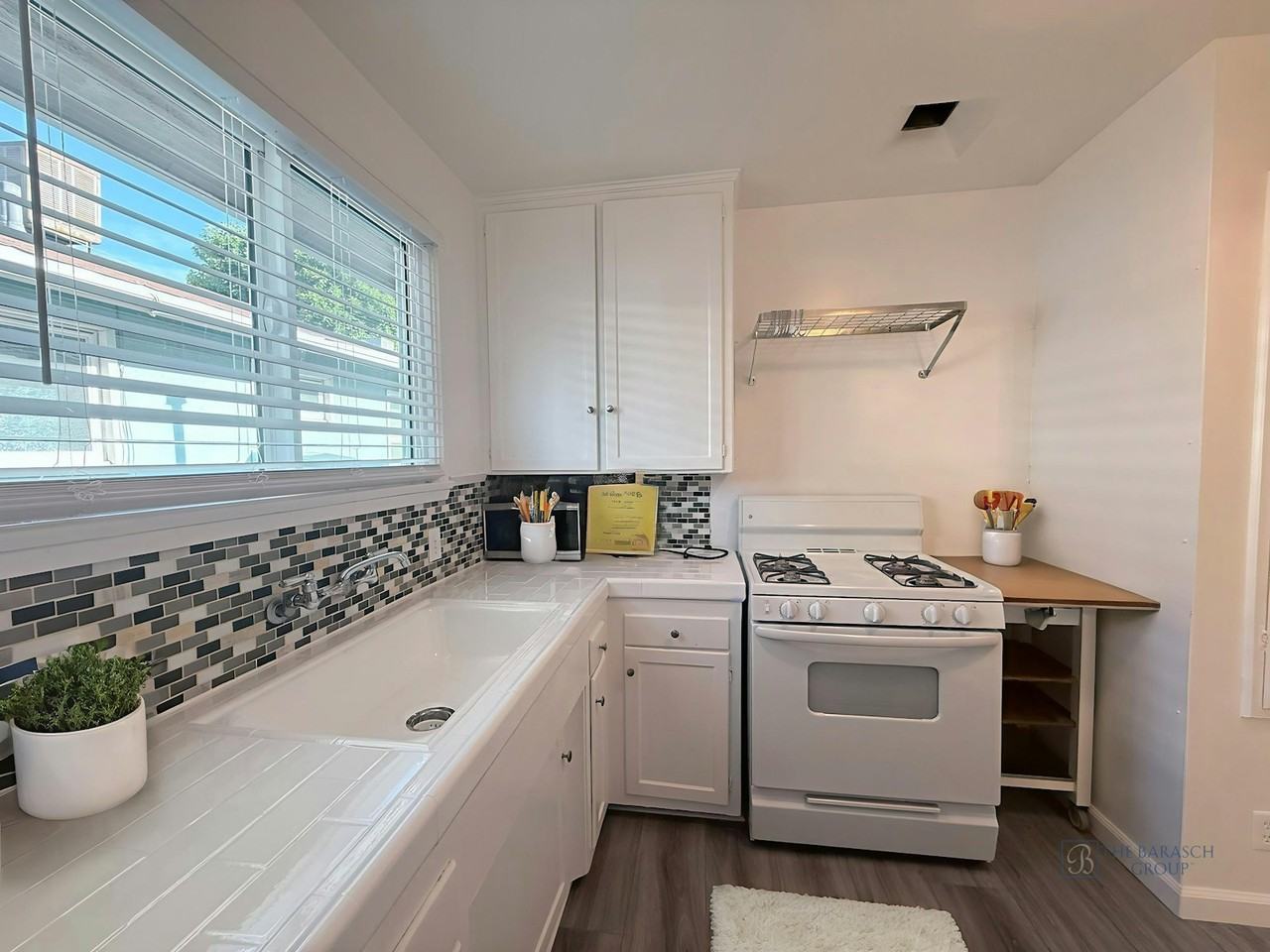 504 North Hollywood Way - Photo 4 of 15