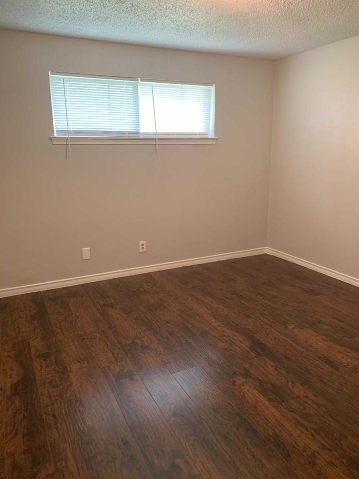 901 Downing St - Photo 6 of 9