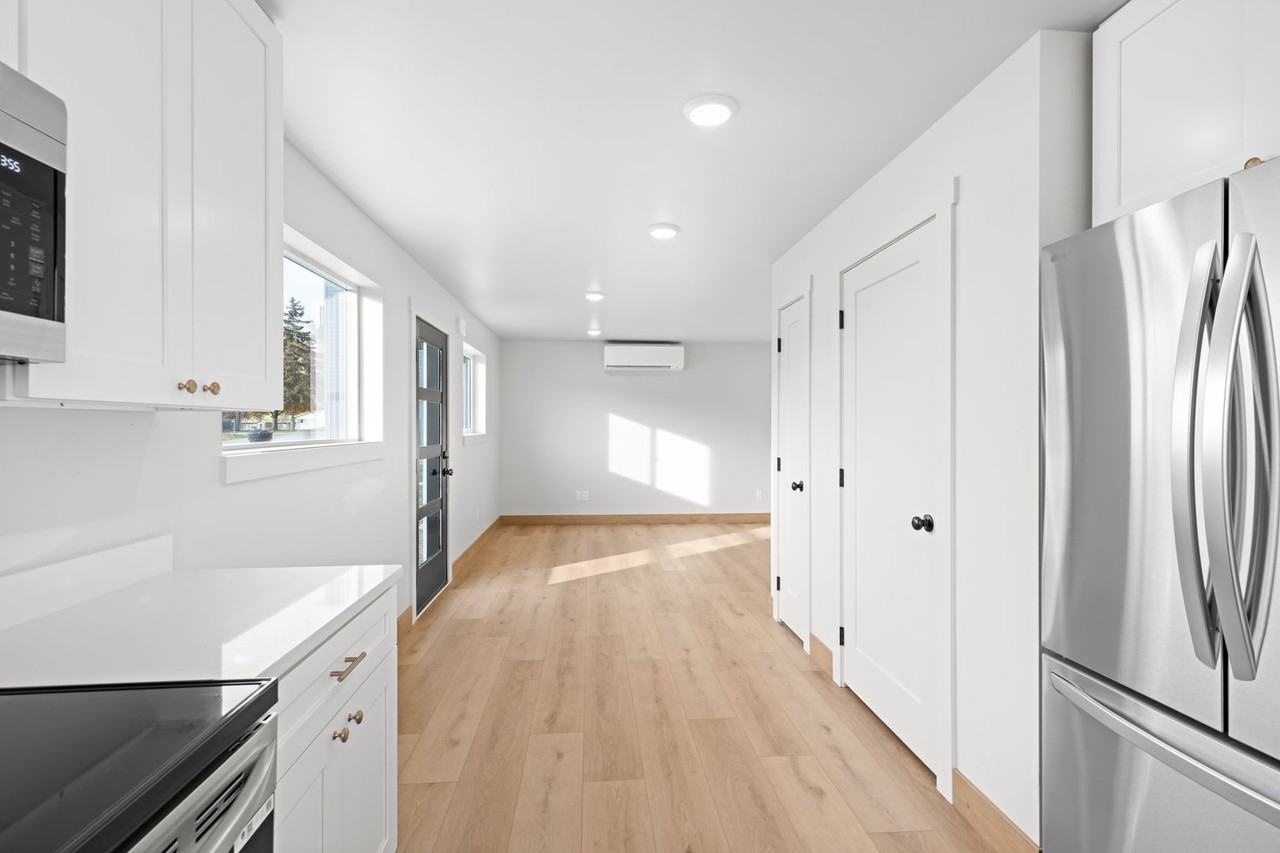 865 9th St West - Photo 5 of 47