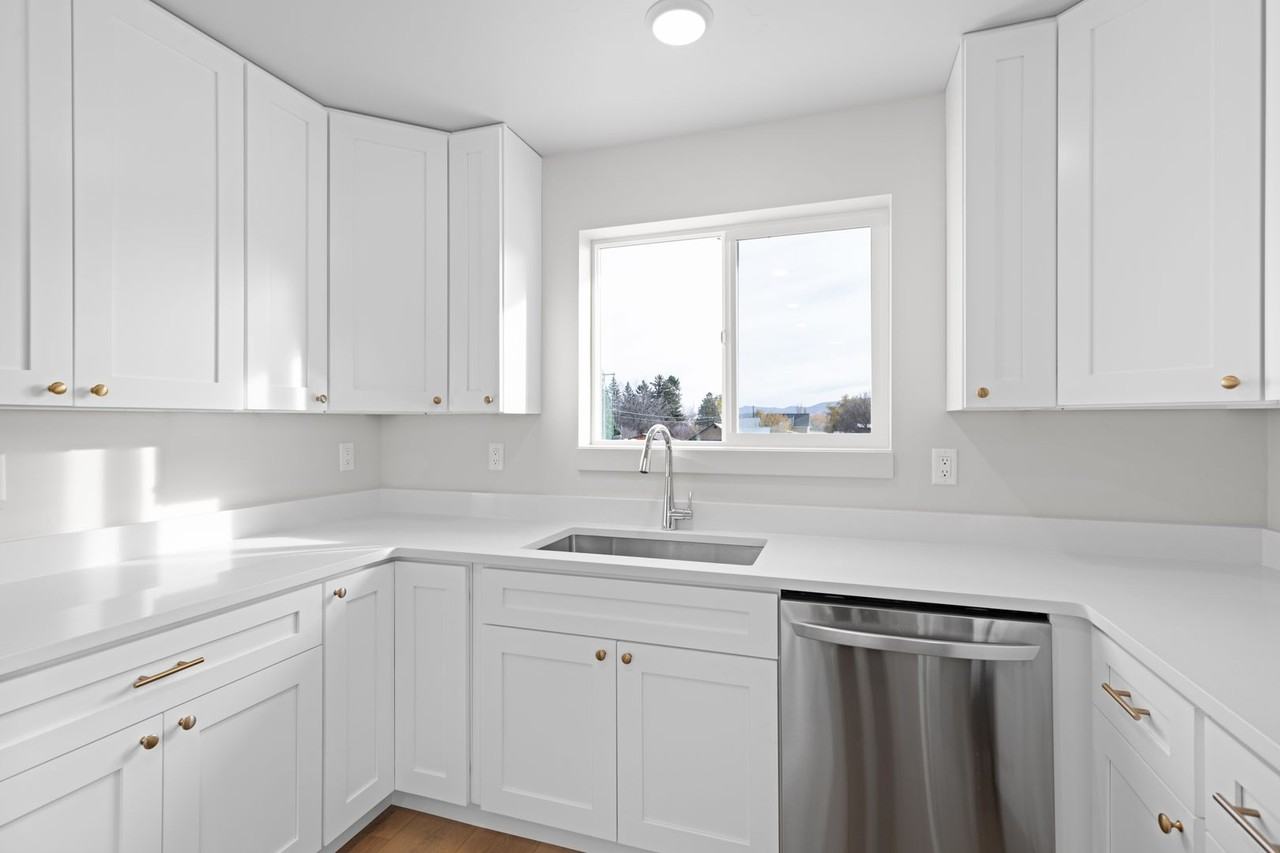 865 9th St West - Photo 3 of 47