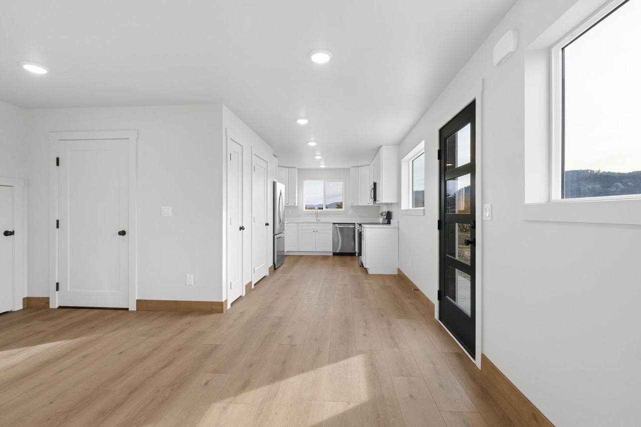 865 9th St West - Photo 4 of 47