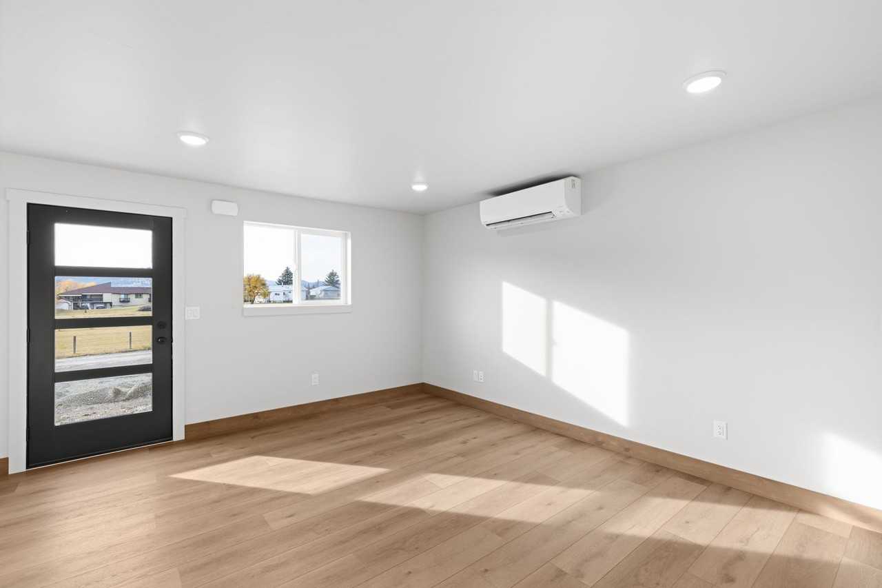 865 9th St West - Photo 7 of 47