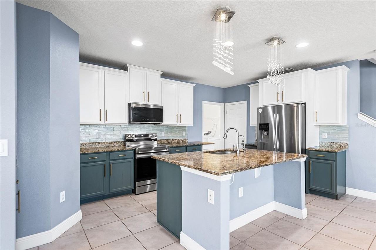 1848 Oak Hammock Court - Photo 3 of 25