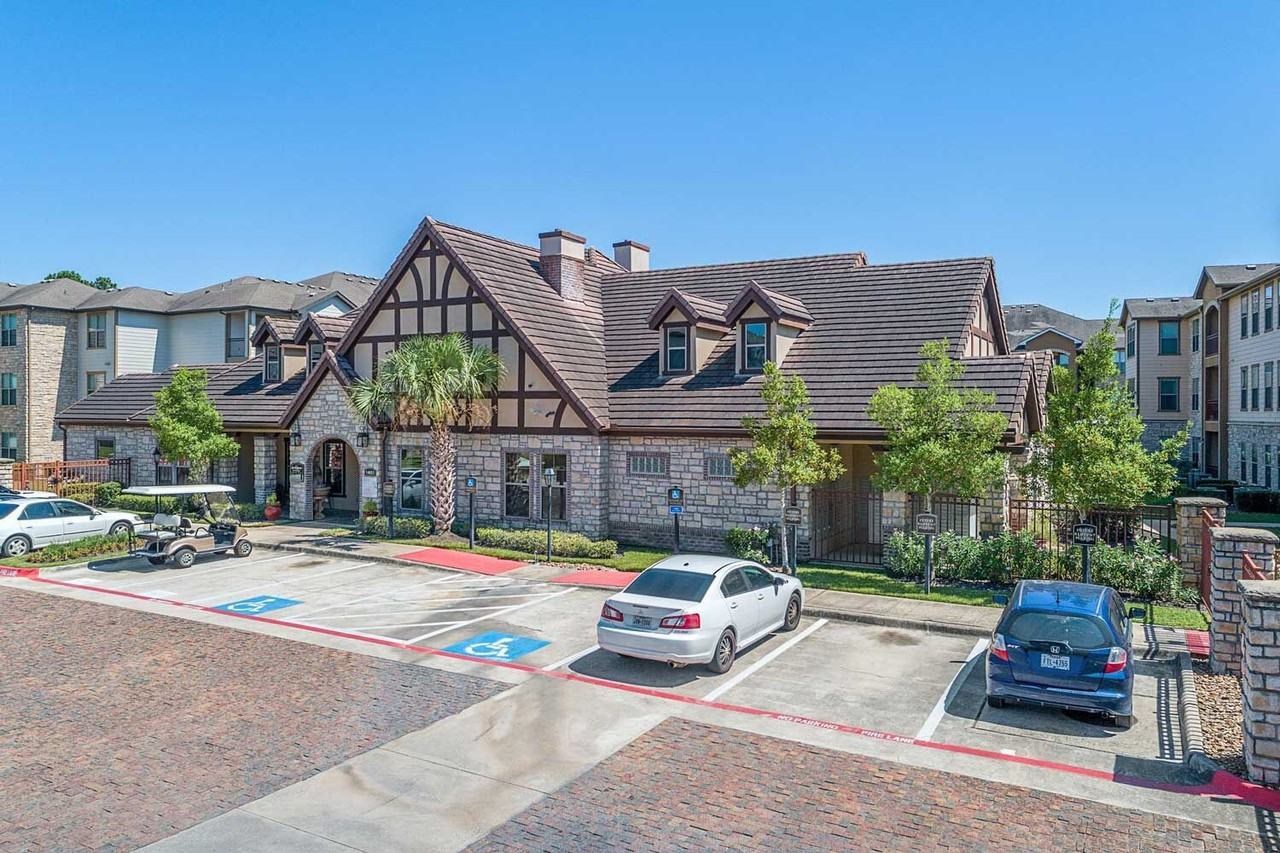 Kensington Crossings - Photo 3 of 36