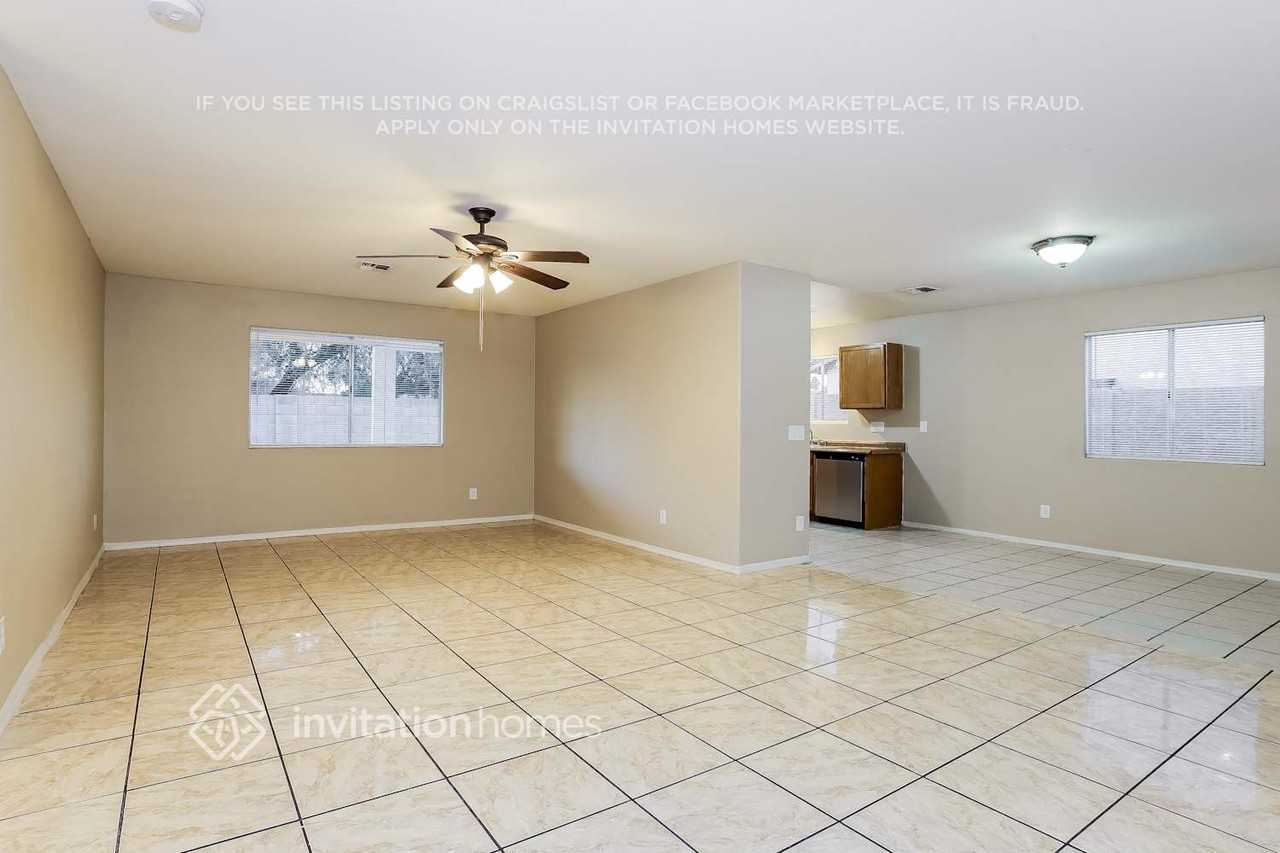 2222 W Bowker St - Photo 3 of 17