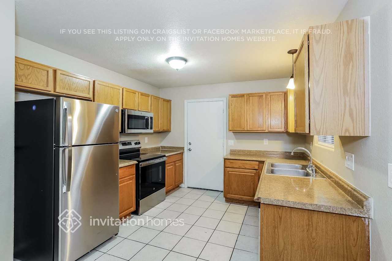 2222 W Bowker St - Photo 6 of 17