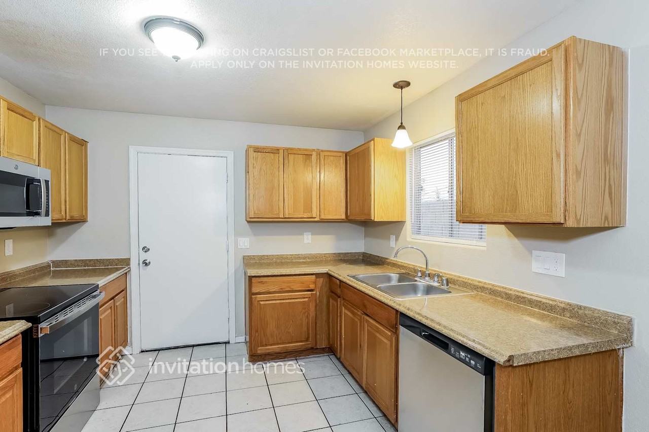 2222 W Bowker St - Photo 7 of 17