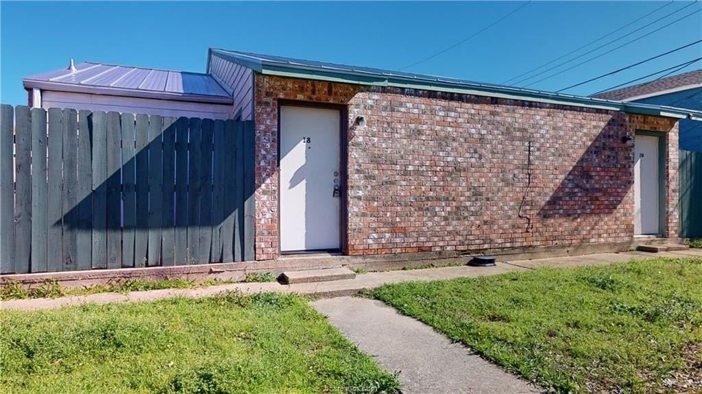 725 Peppertree Dr #30 - Photo 2 of 15