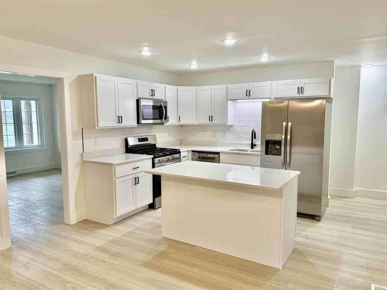 404 S Hickory Dr - Photo 2 of 16