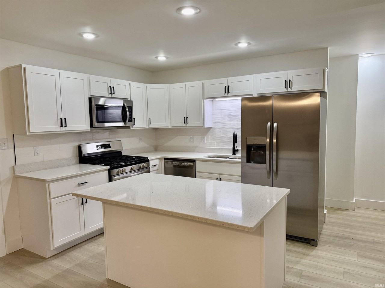 404 S Hickory Dr - Photo 3 of 16