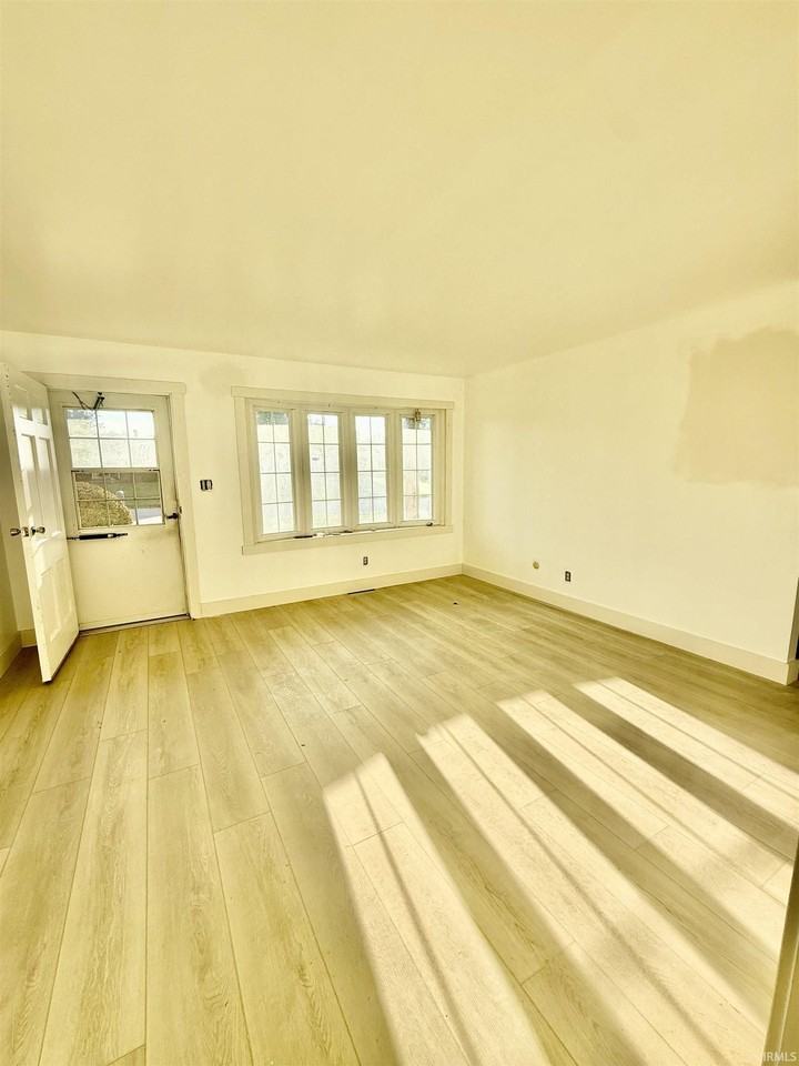 404 S Hickory Dr - Photo 6 of 16