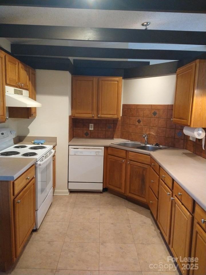 335 Heather Court - Photo 5 of 17