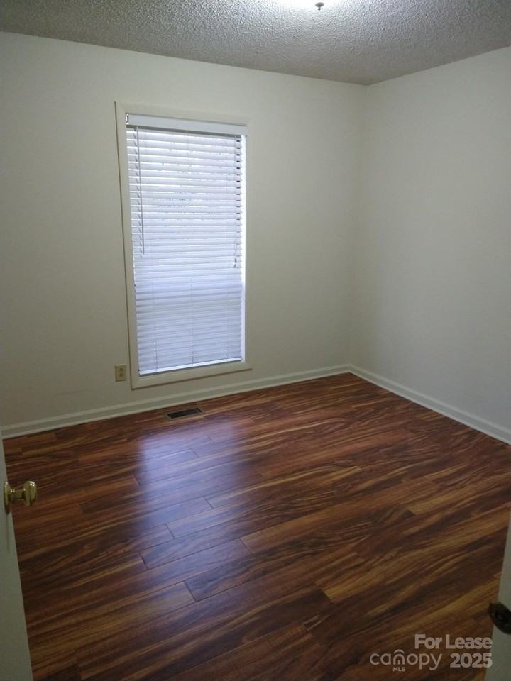 335 Heather Court - Photo 7 of 17