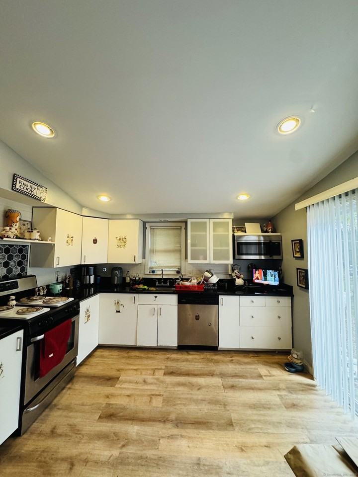 54 Lombard St - Photo 4 of 20