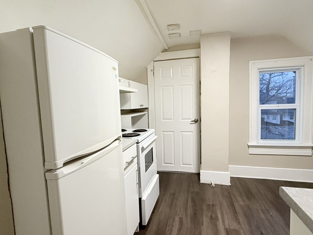 1073 Albert Rd Uppr - Photo 2 of 14