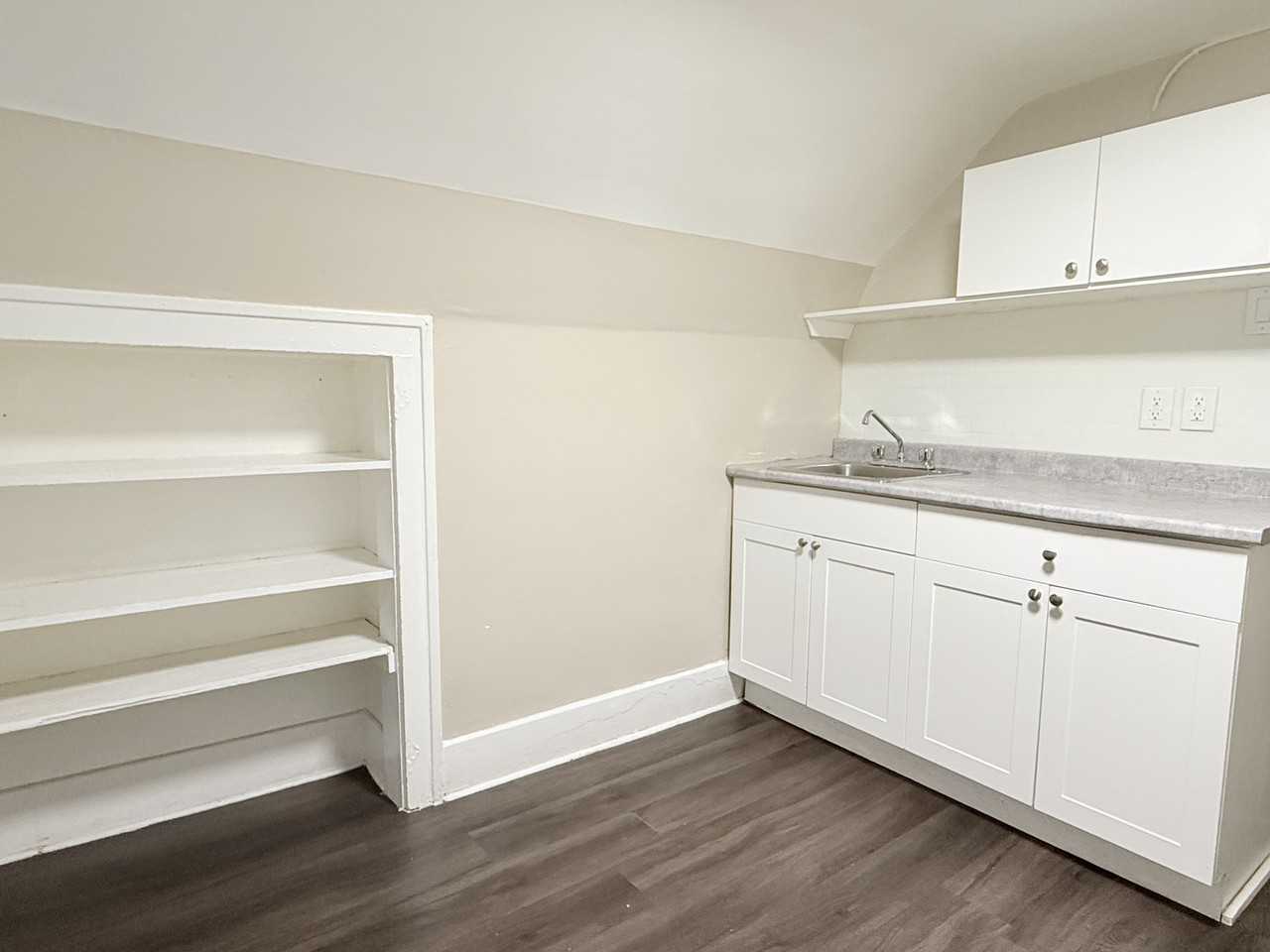 1073 Albert Rd Uppr - Photo 3 of 14