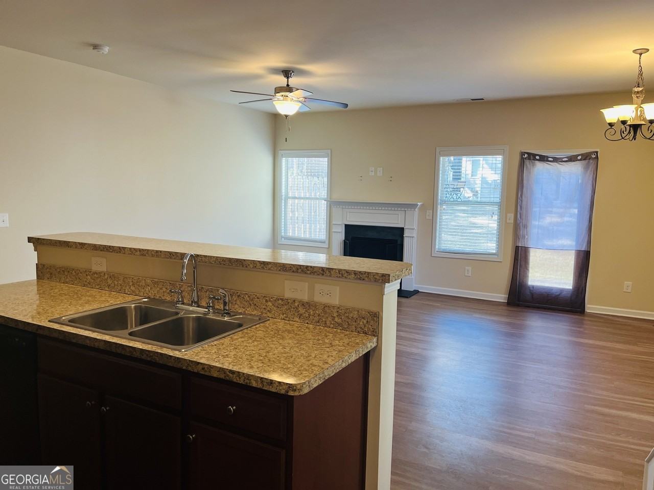 233 Bobbie Way - Photo 3 of 32