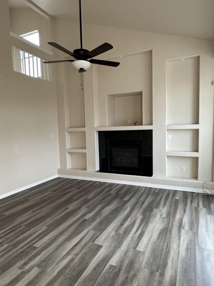 760 Desert Ash Dr - Photo 4 of 19