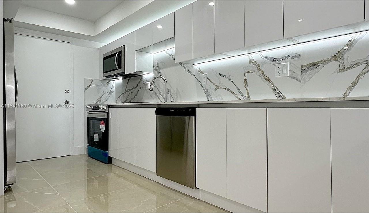 18071 Biscayne Blvd #1202 - Photo 3 of 34