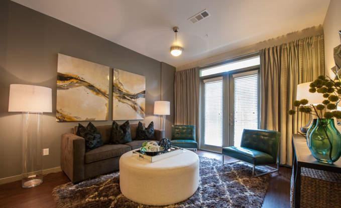 502 S Post Oak Ln - Photo 2 of 10