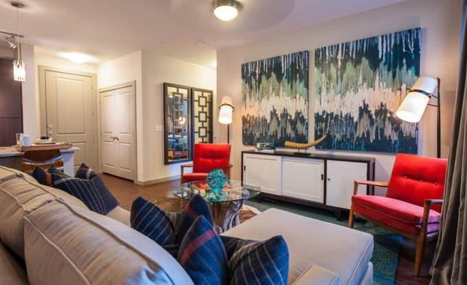 502 S Post Oak Ln - Photo 3 of 10