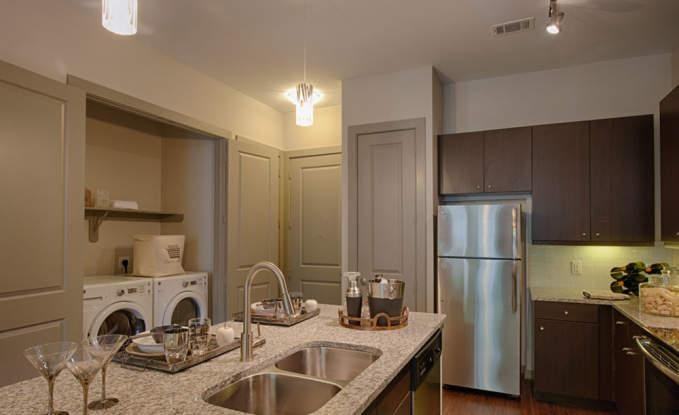 502 S Post Oak Ln - Photo 6 of 10