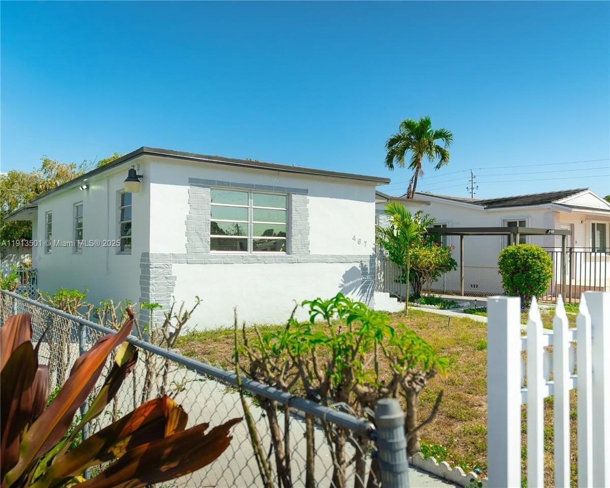 467 Se 3rd St #1 - Photo 3 of 17