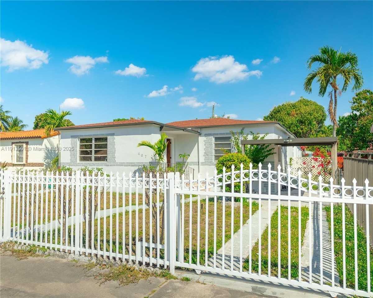 467 Se 3rd St #1 - Photo 4 of 17