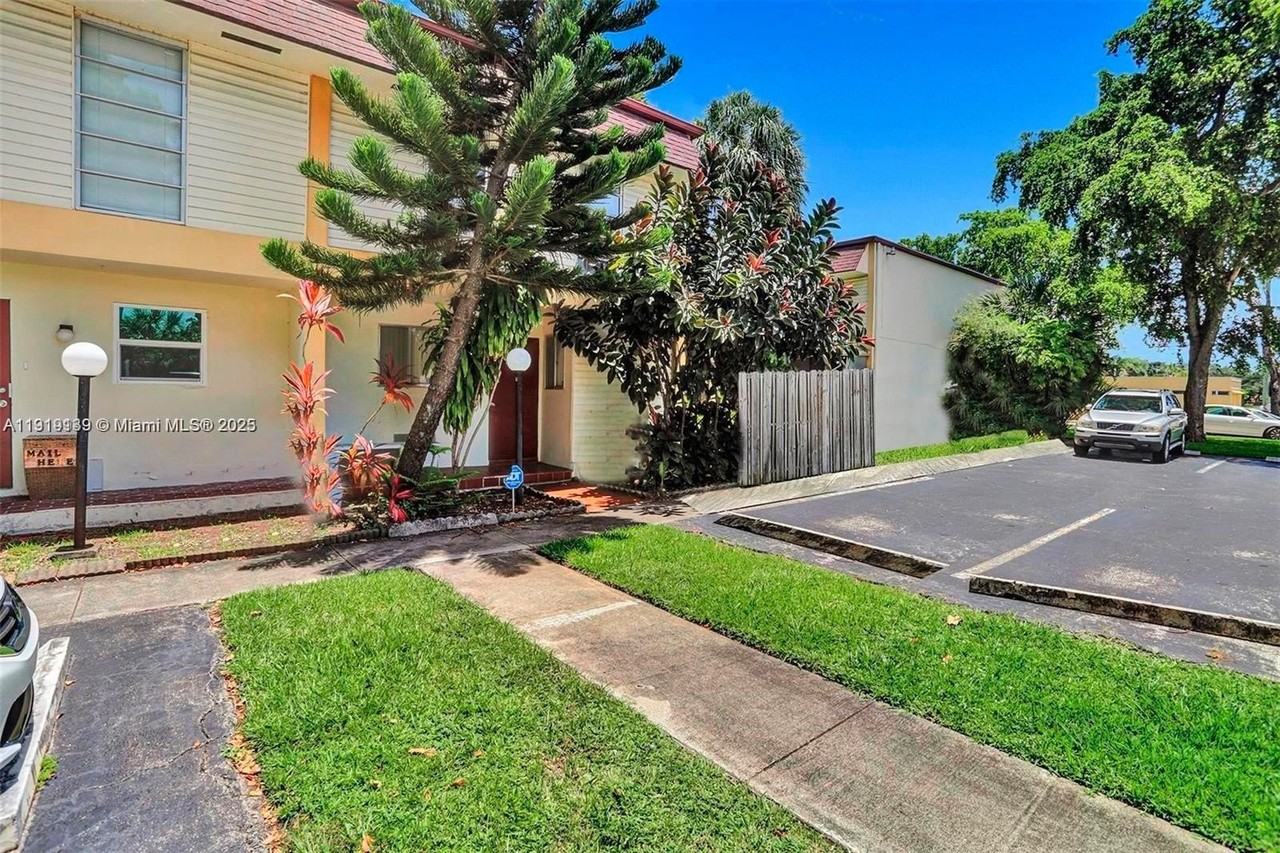 2701 N 34th Ave #1D - Photo 2 of 8