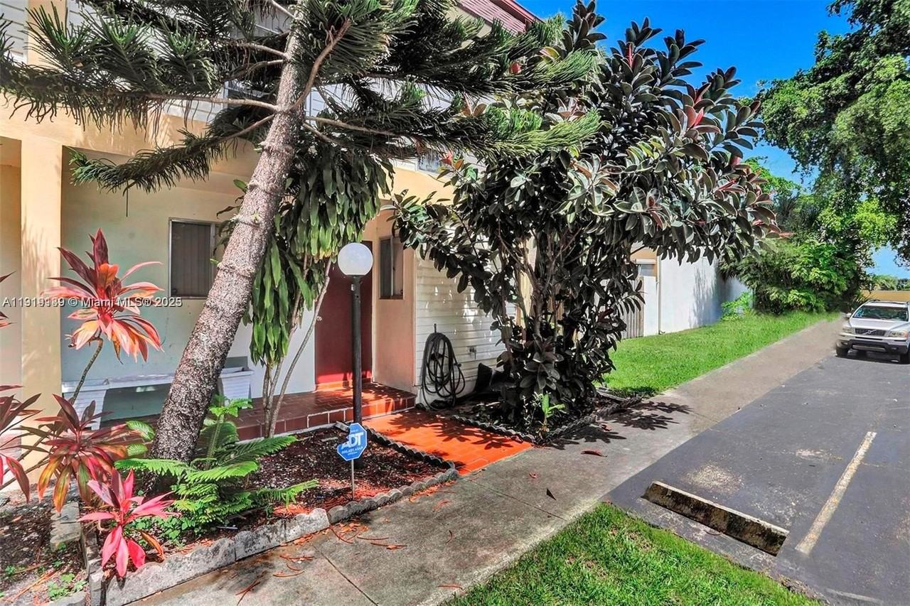 2701 N 34th Ave #1D - Photo 3 of 8