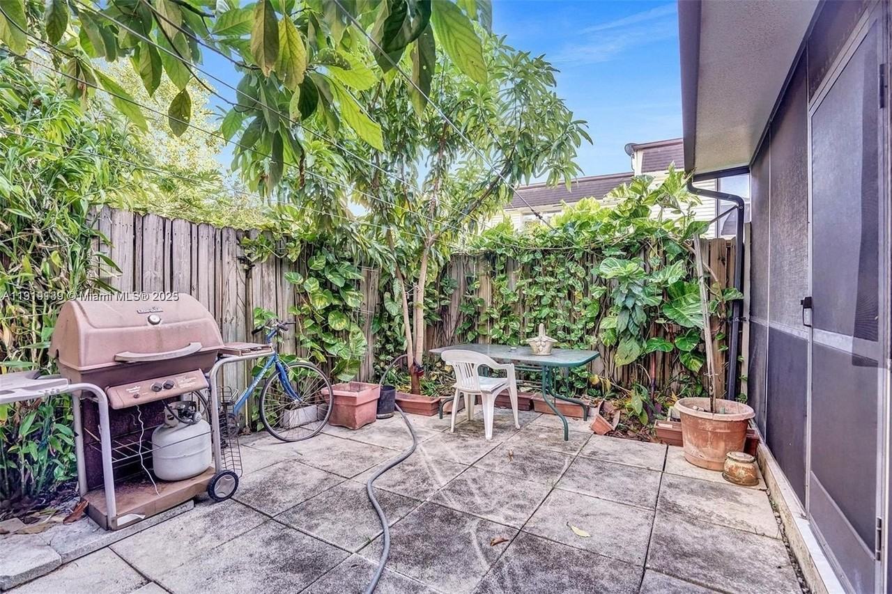 2701 N 34th Ave #1D - Photo 4 of 8