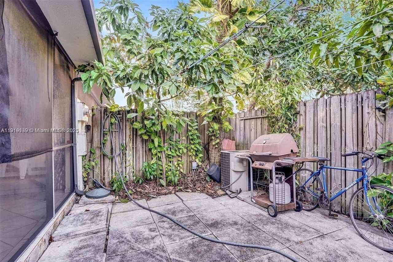 2701 N 34th Ave #1D - Photo 6 of 8