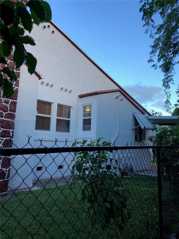 76 Ne 48th St - Photo 2 of 32