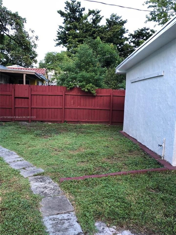 76 Ne 48th St - Photo 6 of 32