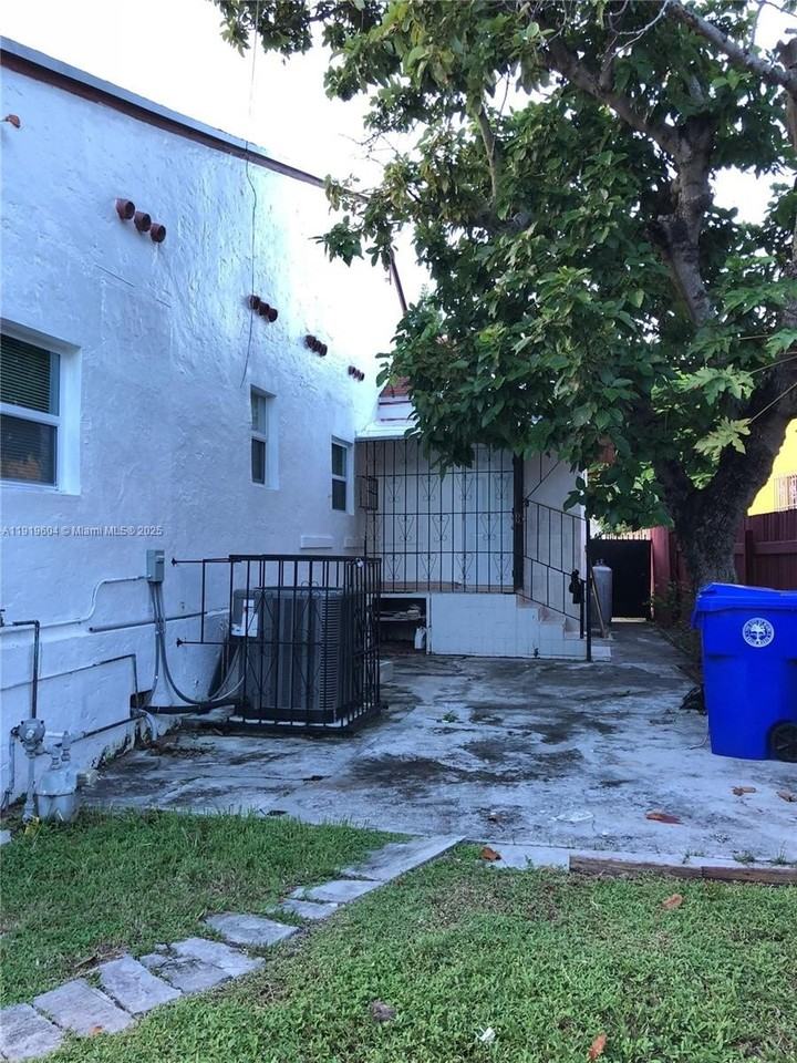 76 Ne 48th St - Photo 7 of 32