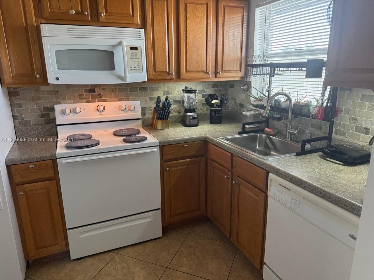 8220 Sunrise Lakes Blvd #309 - Photo 7 of 31