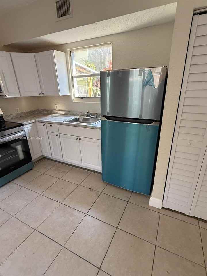 829 Sw 3rd St - Photo 2 of 31