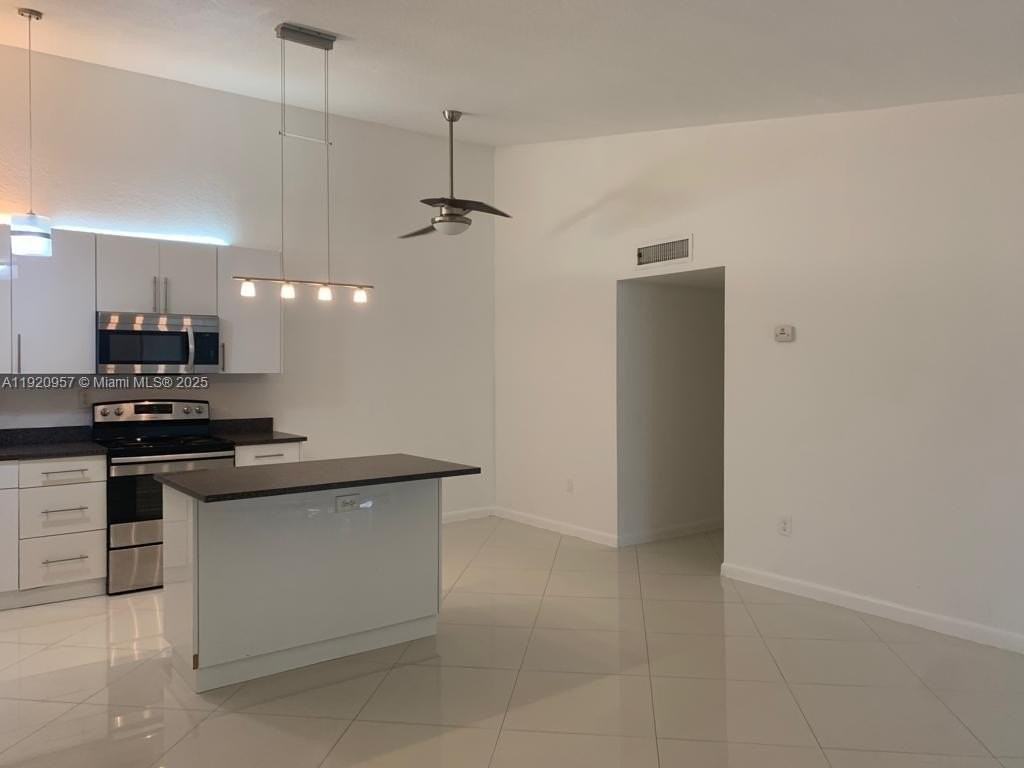 907 Ne 199th St #204 - Photo 3 of 16