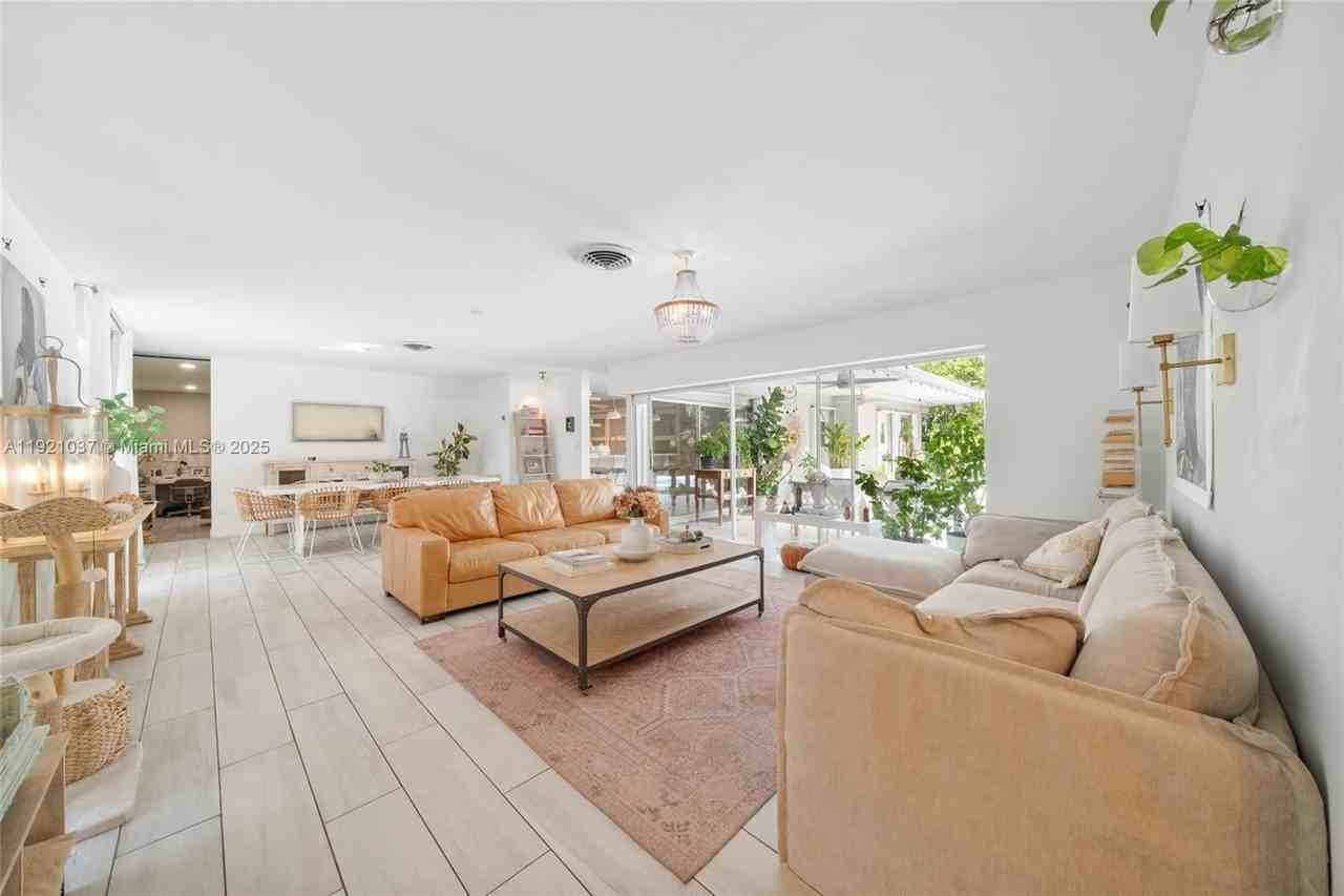 341 Island Dr - Photo 4 of 17