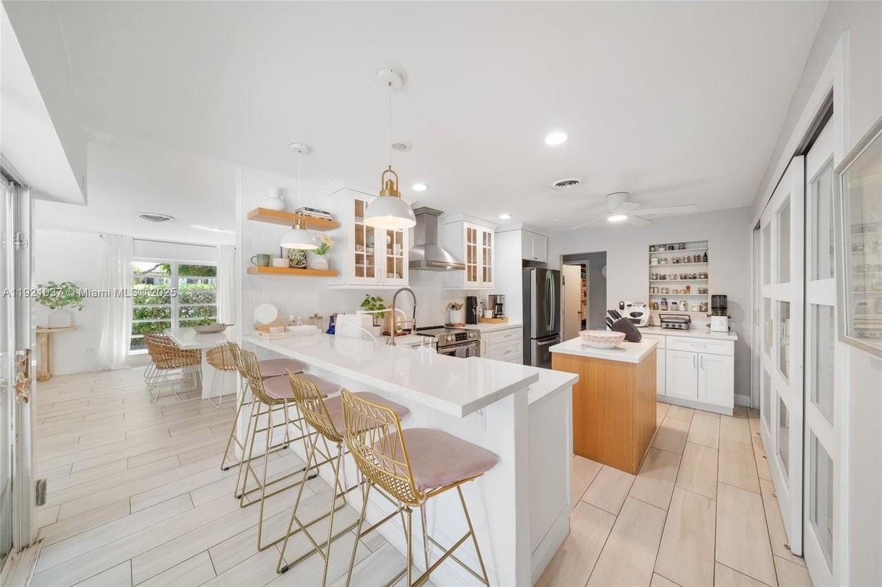 341 Island Dr - Photo 6 of 17