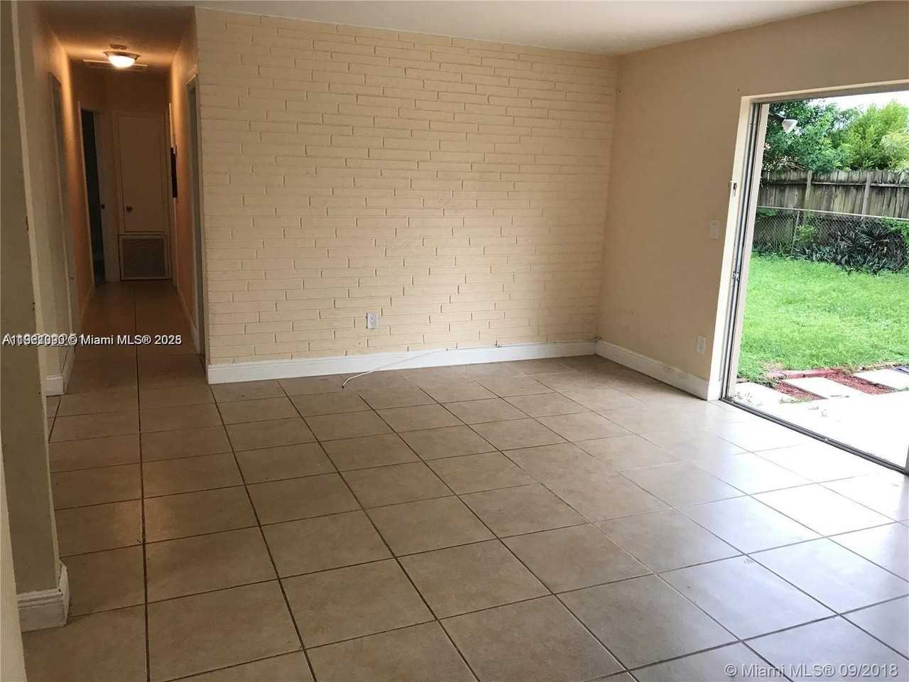 4710 Nw 12th St - Photo 2 of 9