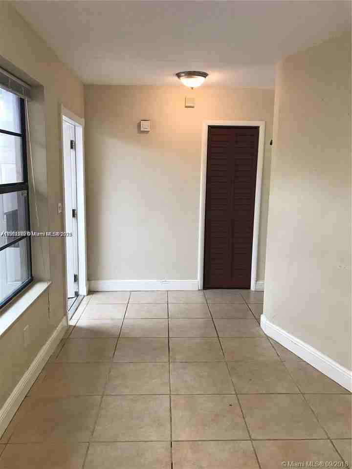 4710 Nw 12th St - Photo 4 of 9