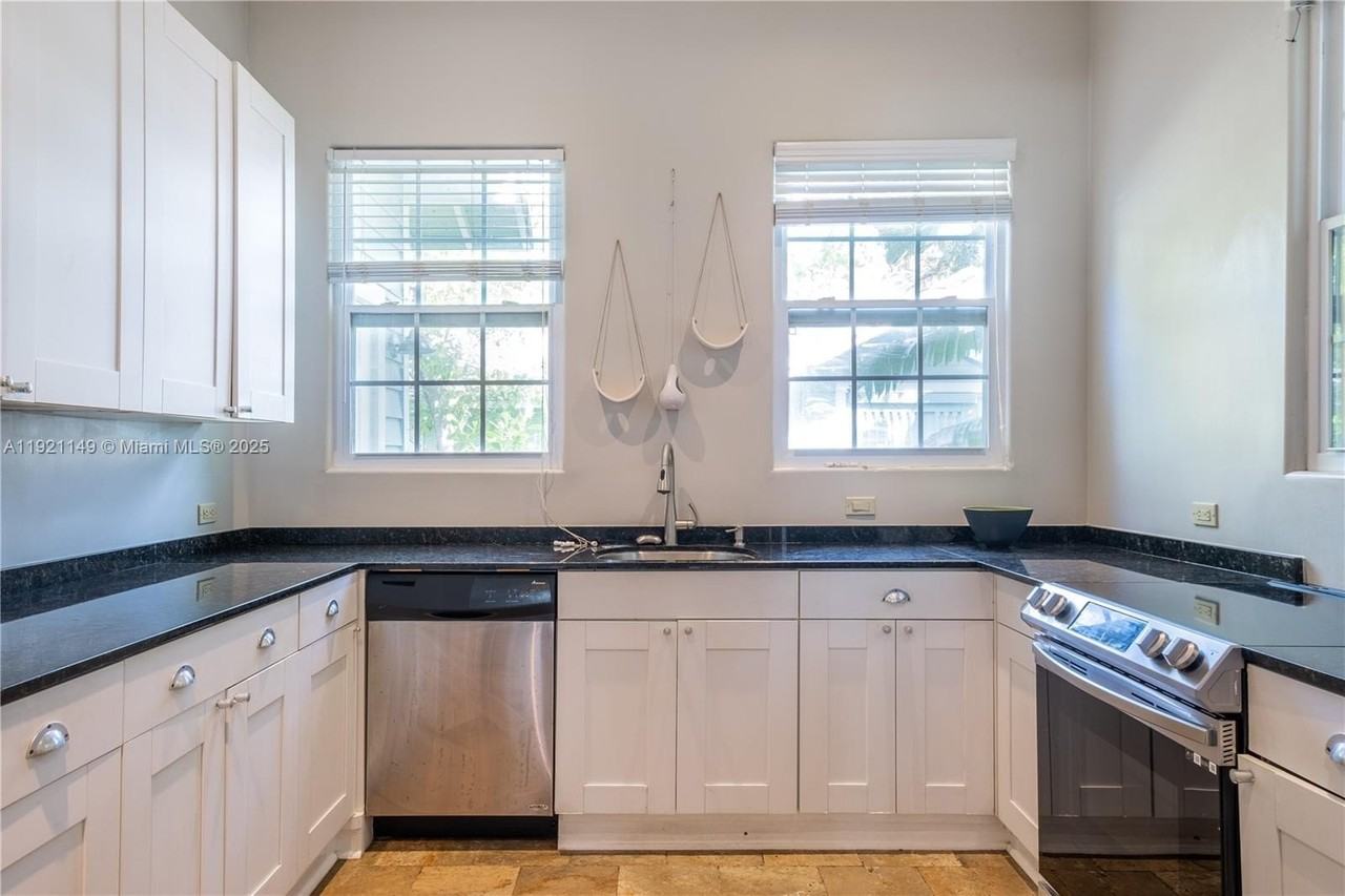 27 Ne 49th St #MAIN - Photo 3 of 22