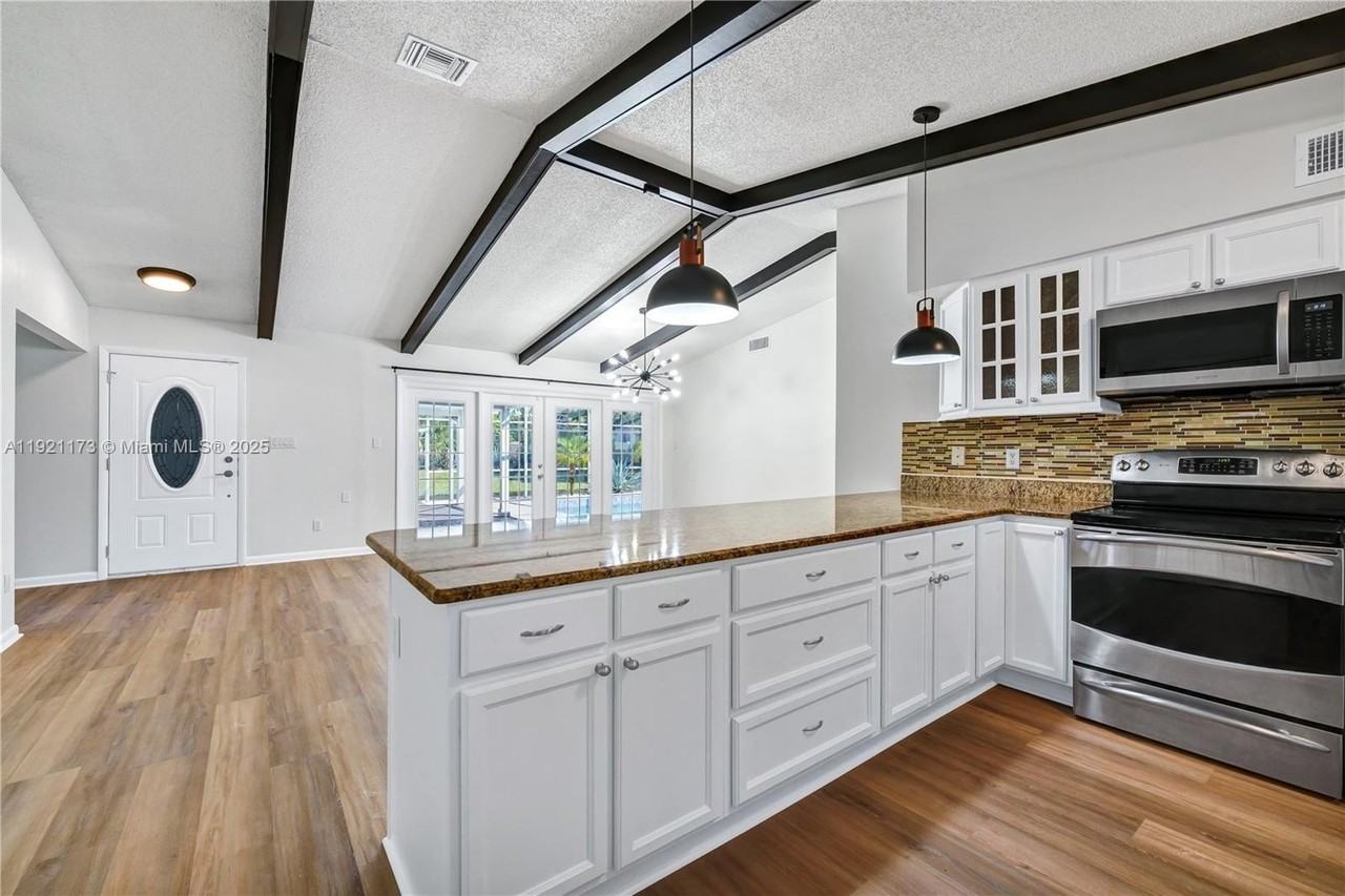 6215 Donegal Dr - Photo 6 of 26