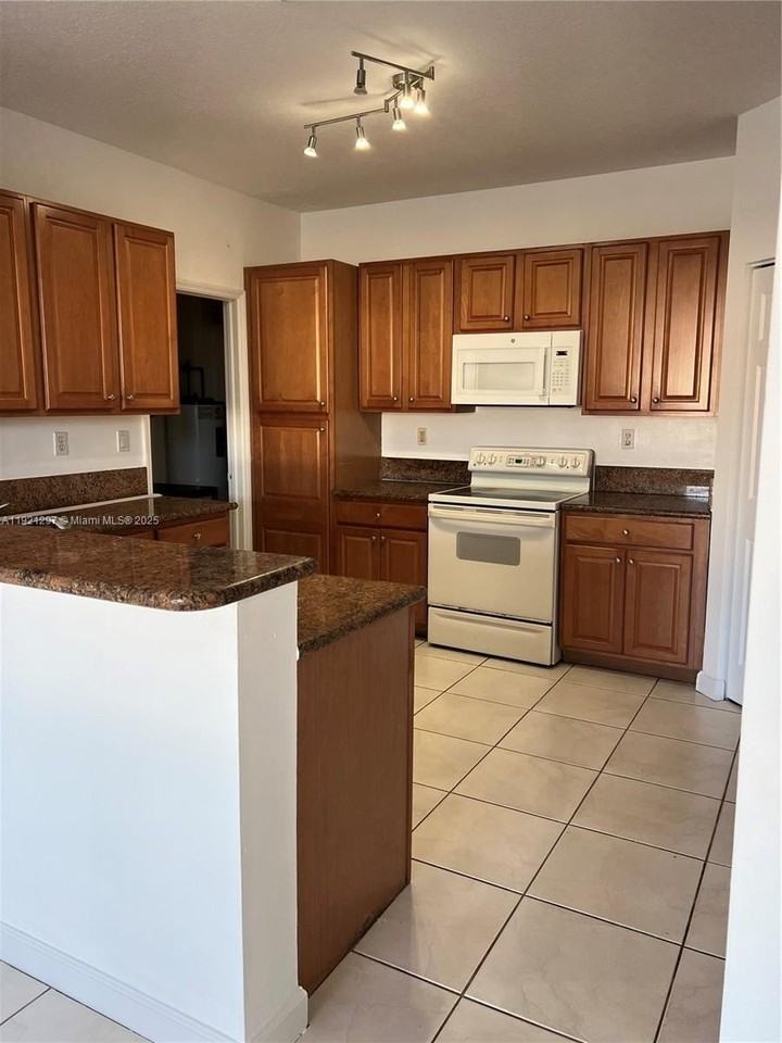 11541 Nw 68th Ter #11541 - Photo 3 of 13